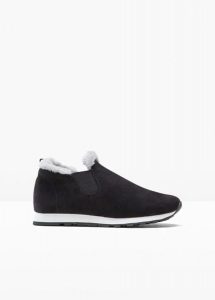 Sneakersy wsuwane z ociepleniem. Czarne buty sportowe bonprix, na zimę, bez wzorów, bez zapięcia. Za 114,99 zł.