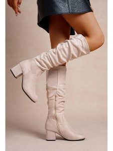 Foreverfolie Kozaki w kolorze beżowym rozmiar: 36. Brązowe kozaki Foreverfolie, na zimę, bez wzorów, bez obcasa, bez zapięcia. Za 143,90 zł.