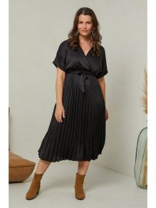 Curvy Lady Sukienka w kolorze czarnym rozmiar: 48/50. Czarne sukienki Curvy Lady, na co dzień, bez wzorów, z tkaniny, klasyczne, bez kołnierzyka, bez ramiączek, maxi, proste. Za 121,99 zł.