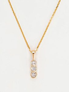 Maison héritage PARIS Złota zawieszka "Mini trilogy" z diamentami rozmiar: onesize. Żółte zawieszki Maison héritage PARIS, z diamentem, złote. Za 434,99 zł.