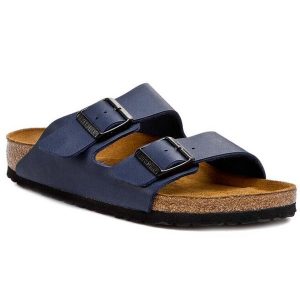 Klapki Birkenstock. Niebieskie klapki Birkenstock, bez wzorów, bez obcasa. Za 399,99 zł.