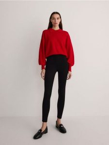 Legginsy z wiskozą - czarny. Czarne legginsy Reserved, bez wzorów, z dzianiny. W wyprzedaży za 59,99 zł.