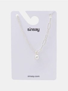 Naszyjnik z zawieszką z błyszczącym wykończeniem - srebrny. Szare naszyjniki Sinsay, srebrne. Za 12,99 zł.