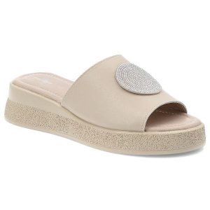 Klapki damskie Filippo, ze skóry naturalnej na platformie z ozdobą wygodne i eleganckie, beżowe, DK6987-25-BE. Brązowe klapki Filippo, z aplikacjami, ze skóry, bez obcasa, na platformie. Za 149,00 zł.