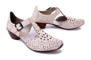 RIEKER 43796-60 beige, czółenka damskie. Brązowe czółenka Rieker, w ażurowe wzory, ze skóry, bez obcasa, na obcasie, bez zapięcia. Za 179,94 zł.