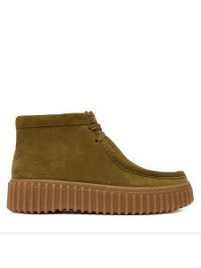 Clarks Trzewiki Torhill Moss 26183872 Khaki. Brązowe botki Clarks, bez wzorów, ze skóry, bez obcasa, na płaskiej podeszwie, bez zapięcia. Za 569,99 zł.