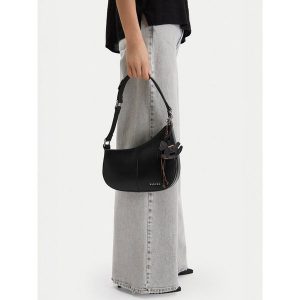 Torebka Badura. Czarne torebki klasyczne Badura, bez wzorów, bez dodatków. Za 219,99 zł.