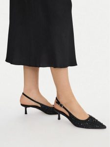 Steve Madden Czółenka Korra-R 11004977 Czarny. Czarne czółenka Steve Madden, bez wzorów, z materiału, bez obcasa, bez zapięcia. Za 387,99 zł.