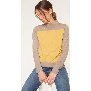 Sweter w kolorze żółto-beżowym. Golfy marki Rodier. W wyprzedaży za 84,95 zł.
