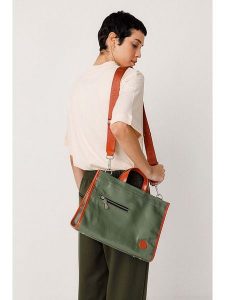 SKFK Torebka "Busot" w kolorze ciemnozielono-pomarańczowym rozmiar: onesize. Zielone torebki klasyczne SKFK, bez wzorów, z bawełny, przez ramię, bez dodatków. Za 260,99 zł.