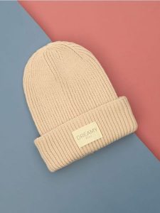 Czapka beanie - różowy. Czerwone czapki Sinsay, z aplikacjami, z materiału. Za 25,99 zł.