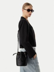 Calvin Klein Torebka Bold Ck Small LV04F3640G Czarny. Czarne torebki klasyczne Calvin Klein, bez wzorów, ze skóry, bez dodatków. Za 409,99 zł.