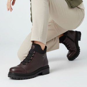 Botki damskie Rieker, gruba stabilna podeszwa i ocieplane futerkiem, czerwone, Y3163-35. Czerwone botki Rieker, bez wzorów, ze skóry ekologicznej, bez obcasa, bez zapięcia. Za 331,99 zł.