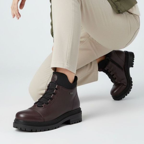 Botki damskie Rieker, gruba stabilna podeszwa i ocieplane futerkiem, czerwone, Y3163-35. Czerwone botki Rieker, bez wzorów, ze skóry ekologicznej, bez obcasa, bez zapięcia. Za 309,00 zł.