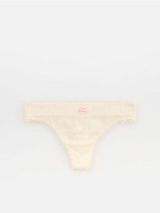 Majtki typu stringi z koronką - złamana biel. Stringi Reserved, bez wzorów, z koronki. Za 29,99 zł.