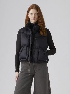 Levi's Kamizelka w kolorze czarnym rozmiar: M. Czarne kamizelki Levi's®, m, bez wzorów, bez kołnierzyka, bez ramiączek, bez kaptura. Za 244,80 zł.