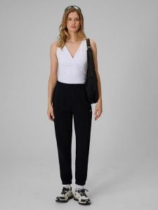 4F Spodnie dresowe joggery damskie - czarne XS. Czarne spodnie dresowe 4f, uniwersalny, bez wzorów, z dresówki. Za 129,99 zł.