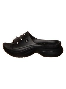 Crocs Klapki "Bae Studded Slide" w kolorze czarnym rozmiar: 39/40. Czarne klapki Crocs, bez wzorów, z otwartym noskiem, bez obcasa. Za 174,95 zł.