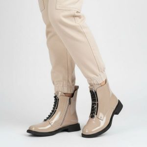 Botki damskie S. Barski, lakierowane skórzane na płaskim obcasie i zapinane na zamek, beżowe, MR52-108. Brązowe botki S.BARSKI, na zimę, bez wzorów, z gumy, bez obcasa, na płaskiej podeszwie, bez zapięcia. Za 288,99 zł.