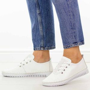 Białe skórzane półbuty damskie Cambell 87319. Białe półbuty Cambell, na jesień, w ażurowe wzory, z jeansu, bez obcasa, na płaskiej podeszwie, bez zapięcia. Za 219,00 zł.