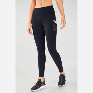 Damskie legginsy Fabletics On-The-Go. Czarne legginsy FABLETICS, bez wzorów. Za 358,90 zł.