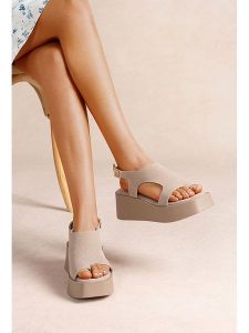 Foreverfolie Sandały w kolorze khaki na koturnie rozmiar: 36. Brązowe sandały Foreverfolie, bez wzorów, z otwartym noskiem, bez obcasa, na koturnie, bez zapięcia. Za 109,78 zł.