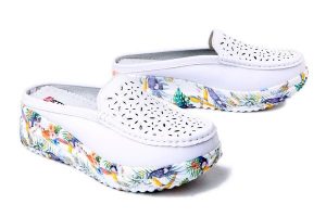 Artiker Relaks 58C0759, klapki damskie. Białe klapki Artiker Relaks, bez wzorów, ze skóry, bez obcasa, na koturnie. Za 174,90 zł.