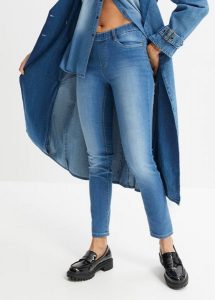 Dżinsy Skinny mid waist, z wygodnym paskiem. Niebieskie jeansy bonprix, bez wzorów, z jeansu. Za 79,99 zł.