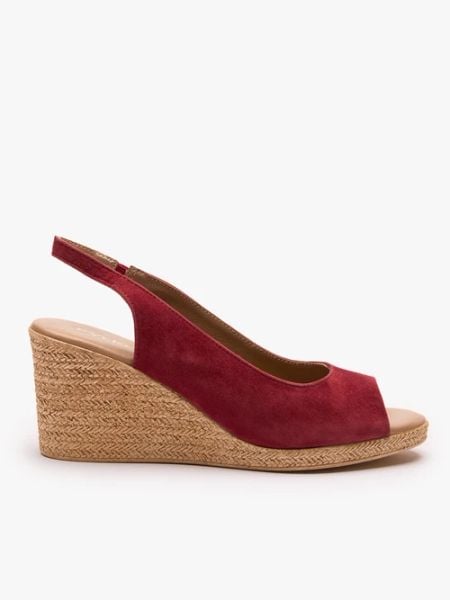 Bordowe sandały na koturnie. Czerwone sandały Ryłko, bez wzorów, ze skóry, z okrągłym noskiem, bez obcasa, na koturnie, bez zapięcia. Za 379,99 zł.