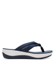 Clarks Japonki "Arla Kaylie" w kolorze granatowym na koturnie rozmiar: 39. Niebieskie klapki Clarks, bez wzorów, z otwartym noskiem, bez obcasa, na koturnie. Za 105,38 zł.