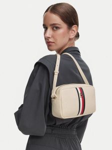 Tommy Hilfiger Torebka Th Corp Ess Camera Bag AW0AW19333 Kremowy. Białe listonoszki TOMMY HILFIGER, bez wzorów, ze skóry, bez dodatków. Za 449,99 zł.
