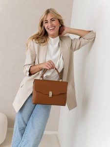 Lia Biassoni Skórzana torebka w kolorze jasnobrązowym - 29 x 29 x 12 cm rozmiar: onesize. Brązowe torebki klasyczne Lia Biassoni, bez wzorów, z materiału, przez ramię, bez dodatków. Za 304,99 zł.