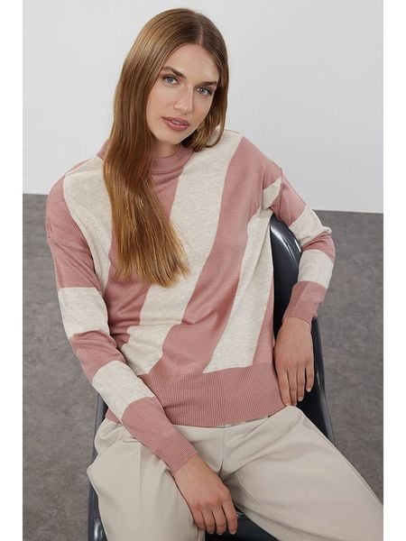 Trendyol Sweter w kolorze jasnoróżowym rozmiar: M. Różowe swetry oversize Trendyol, m, bez wzorów, ze splotem, bez ramiączek. Za 114,44 zł.