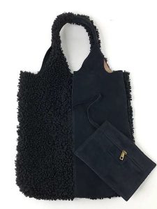 Amara Skórzana torebka "Teddy" w kolorze czarnym - 37 x 40 x 2 cm rozmiar: onesize. Czarne torebki klasyczne Amara, bez wzorów, z materiału, bez dodatków. Za 314,01 zł.