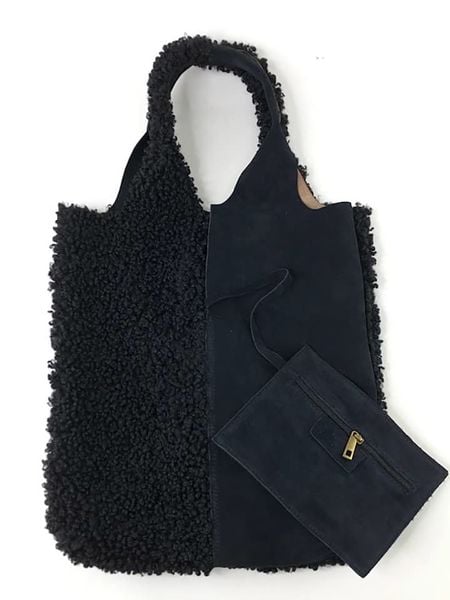 Amara Skórzana torebka "Teddy" w kolorze czarnym - 37 x 40 x 2 cm rozmiar: onesize. Czarne torebki klasyczne Amara, bez wzorów, z materiału, bez dodatków. Za 283,48 zł.