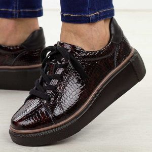 Bordowe skórzane półbuty damskie T.Sokolski J25-286. Czerwone półbuty Sokolski, na jesień, bez wzorów, z dzianiny, z okrągłym noskiem, bez obcasa, na platformie, bez zapięcia. Za 289,00 zł.