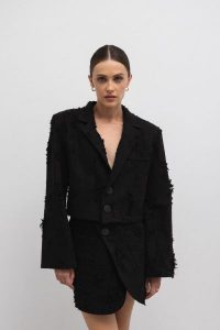 Krótka marynarka z surowej tkaniny w kolorze CZARNYM - UNIQUE-S/M. Czarne marynarki i żakiety Marsala, m, bez wzorów, z bawełny, klasyczne. W wyprzedaży za 57,48 zł.