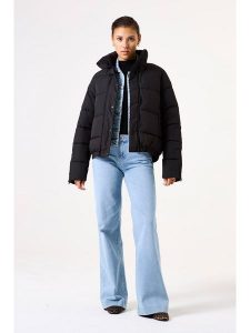 Garcia Kurtka zimowa w kolorze czarnym rozmiar: XS. Czarne kurtki Garcia, na zimę, xs, bez wzorów, z puchu, bez kaptura. Za 287,16 zł.