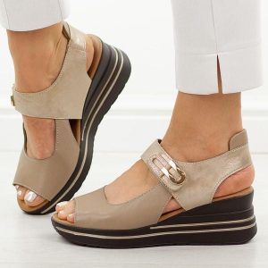 Beżowe skórzane sandały damskie na koturnie M.Daszyński 25144-1. Brązowe sandały M.Daszyński, bez wzorów, ze skóry, bez obcasa, na koturnie, bez zapięcia. Za 219,00 zł.