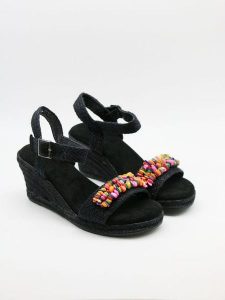 Bellucci Sandały w kolorze czarnym na koturnie rozmiar: 41. Czarne sandały Bellucci, bez wzorów, z otwartym noskiem, bez obcasa, na koturnie, bez zapięcia. Za 100,99 zł.