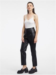 Orsay Spodnie w kolorze czarnym ze skóry syntetycznej rozmiar: 38. Czarne spodnie z wysokim stanem Orsay, bez wzorów, ze skóry, z podwyższonym stanem. Za 74,28 zł.