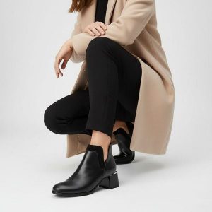 Botki damskie Armodo, skórzane licowe na obcasie z okrągłym noskiem na suwak, czarne, 60559-S. Czarne botki Armodo, bez wzorów, ze skóry, z okrągłym noskiem, bez obcasa, na obcasie, bez zapięcia. Za 339,99 zł.