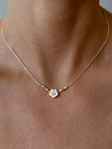 Les Petites Précieuses Pozłacany naszyjnik z elementem ozdobnym - dł. 40 cm rozmiar: onesize. Białe naszyjniki Les Petites Précieuses, z cyrkonią, pozłacane. Za 144,45 zł.