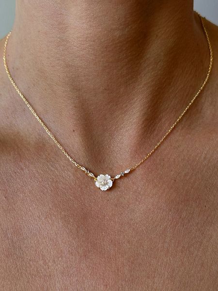 Les Petites Précieuses Pozłacany naszyjnik z elementem ozdobnym - dł. 40 cm rozmiar: onesize. Białe naszyjniki Les Petites Précieuses, z cyrkonią, pozłacane. Za 144,45 zł.