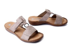 RIEKER 60885-62 beige, klapki damskie. Brązowe klapki Rieker, bez wzorów, bez obcasa. Za 231,92 zł.