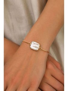 Pierres delicates Pozłacana bransoletka z perłą rozmiar: onesize. Żółte bransoletki Pierres delicates, z perłą, pozłacane. Za 60,95 zł.