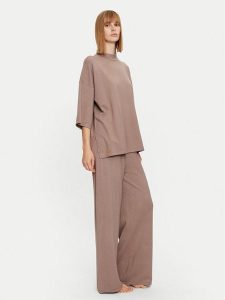 Selmark Piżama Tricot P7776 Beżowy Regular Fit. Brązowe piżamy Selmark, bez wzorów, z wiskozy, bez ramiączek. Za 309,99 zł.