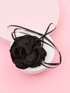 Naszyjnik z materiałowym kwiatem - czarny. Czarne naszyjniki Sinsay. Za 9,99 zł.