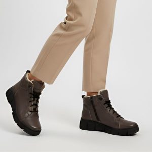 Trzewiki damskie Wasak, futerko wewnątrz i płaski stabilny obcas, brązowe, 699. Brązowe botki Wasak, na jesień, bez wzorów, z futra, bez obcasa, na obcasie, bez zapięcia. Za 305,99 zł.