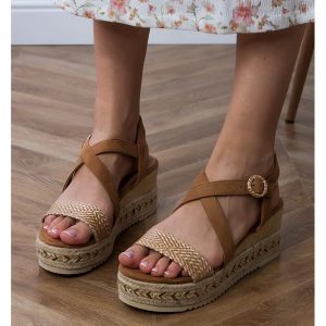 Brązowe sandały espadryle na koturnie. Brązowe sandały bez wzorów, z tworzywa sztucznego, z okrągłym noskiem, bez obcasa, na koturnie, bez zapięcia. Za 96,19 zł.